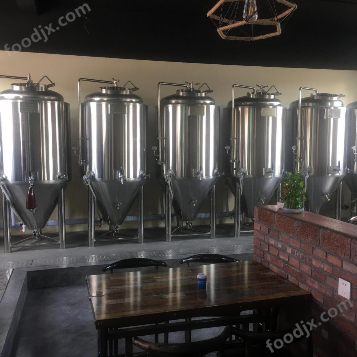 釀酒機(jī)器1噸精釀啤酒設(shè)備供應(yīng)定做廠家